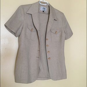 Two-piece pant suit. Short sleeves. Lined.